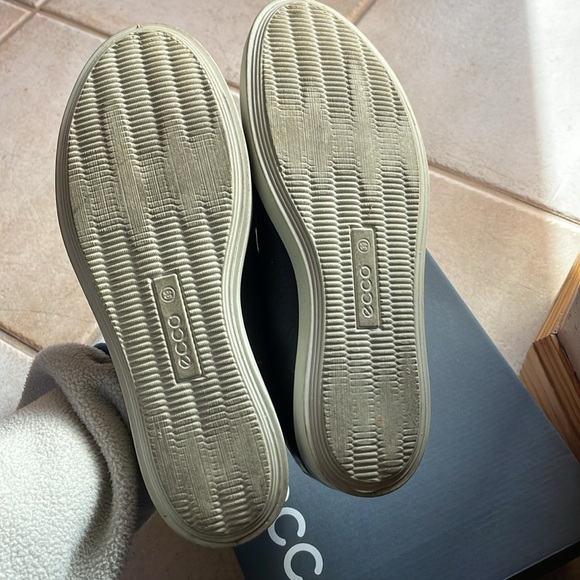 Black Leather Ecco Leisure Slip ons - Picture 4 of 7